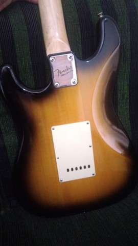 Guitarra Fender Stratocaster Contour Body