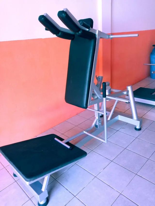Agachamento hack articulado