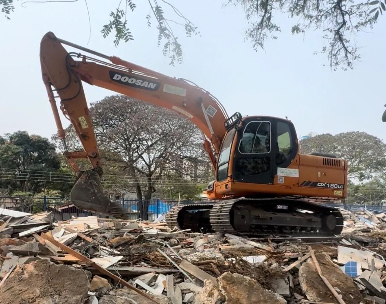 Máquina de Demolição - DOOSAN DX 180 LC - Impecável - Foto 3