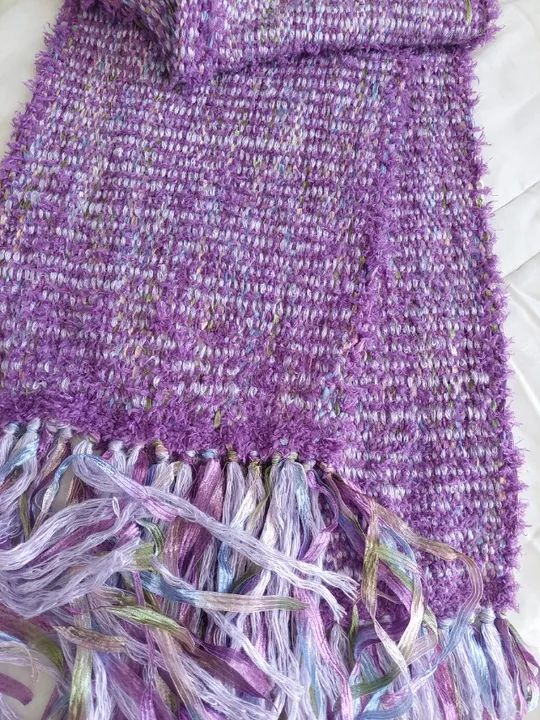 Cachecol/ xale roxo/ lilás, feito em tear manual. 