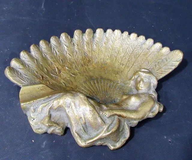 Antigo cinzeiro em bronze representando com escultura Figura feminina com leque Descrição - Foto 6