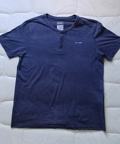Camiseta gola redonda com botões