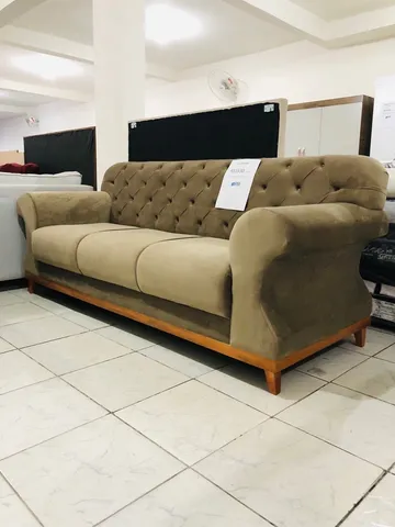 Sofá estilo clássico com pés em madeira