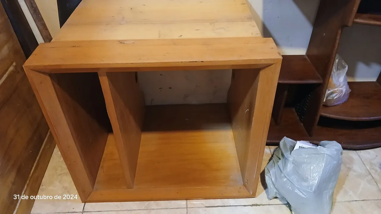 Estante de madeira para decoração