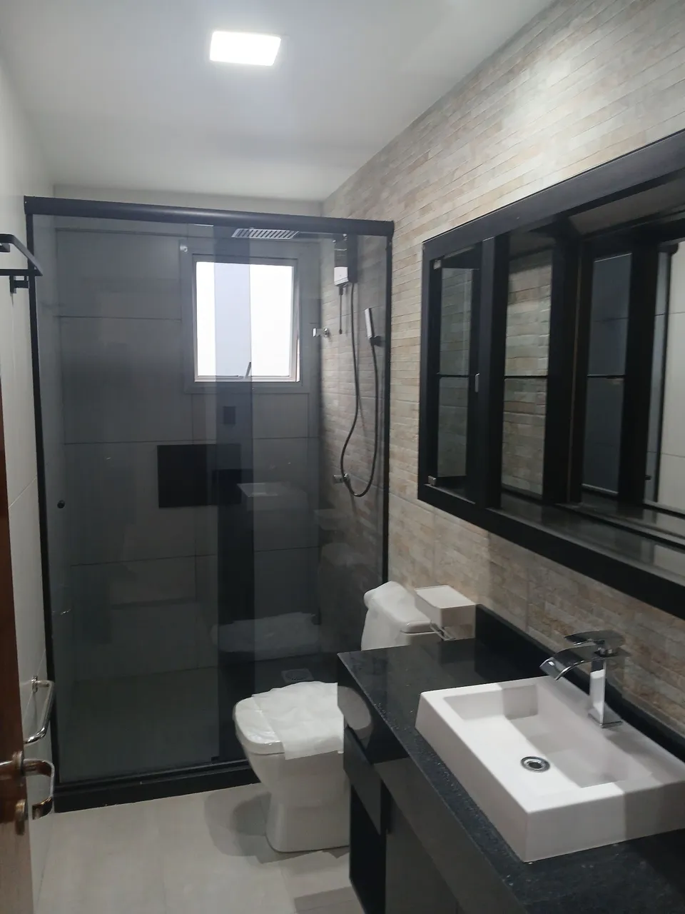 Box de Banheiro com Vidro Temperado e Design Moderno