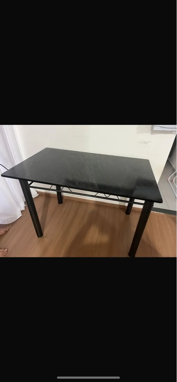 Mesa com pedra de mármore preta