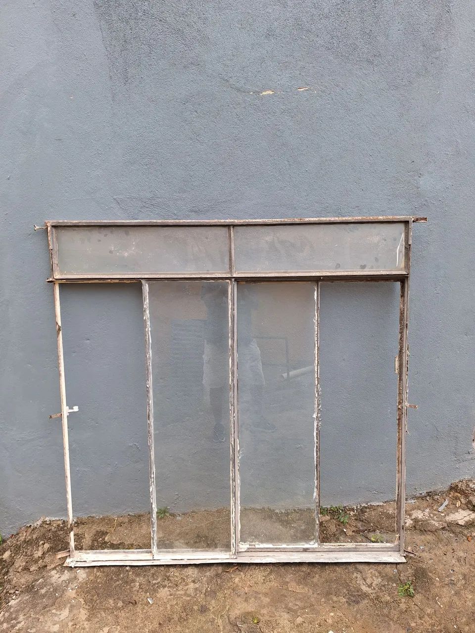 Janela de aço com vidros em bom estado