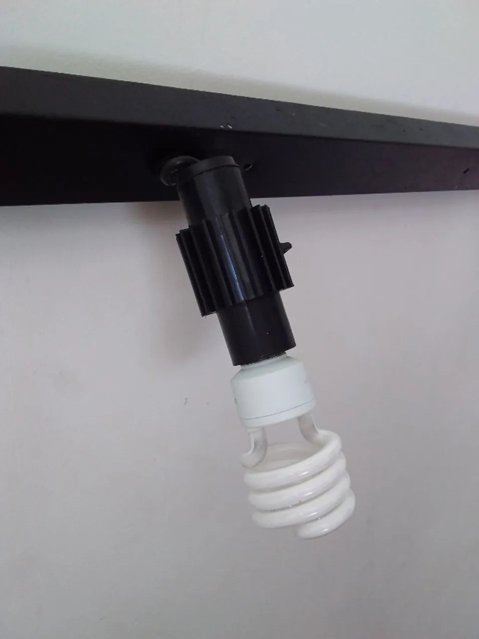 Trilho de iluminação com spots direcionáveis - Foto 2