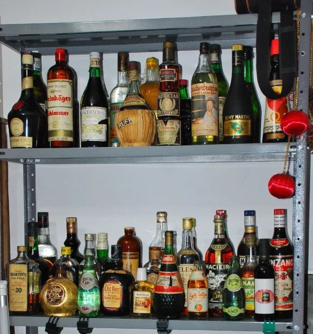 bebidas diversas anos 60 , 70 , 80 ,90 coleçao 42 garrafas cheias 