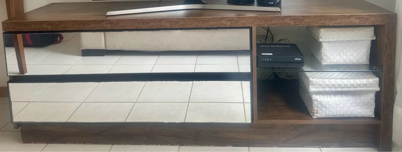 Rack de TV com 2 gavetas espelhadas