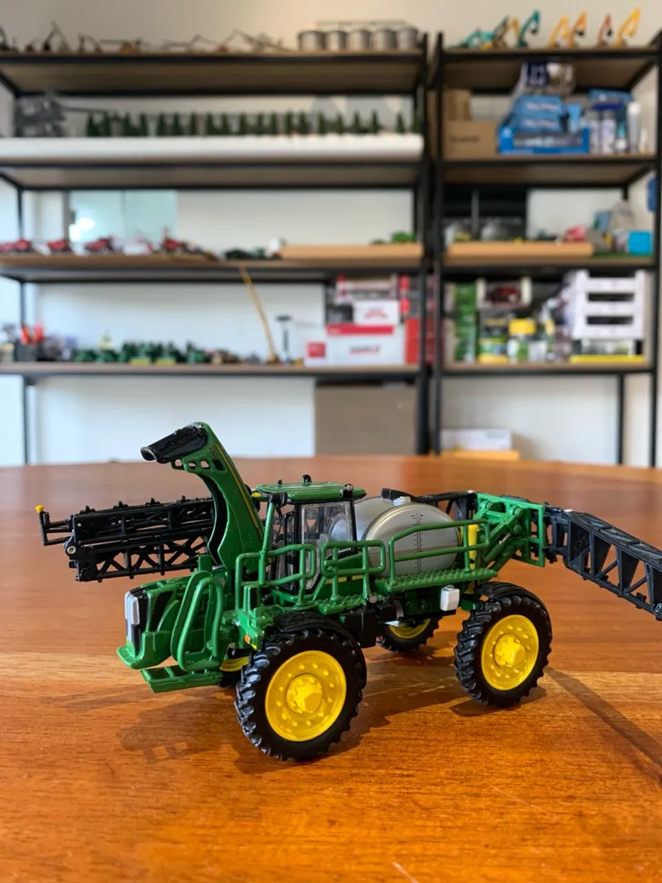 Miniatura pulverizador John Deere 4930 Authentics 1/64