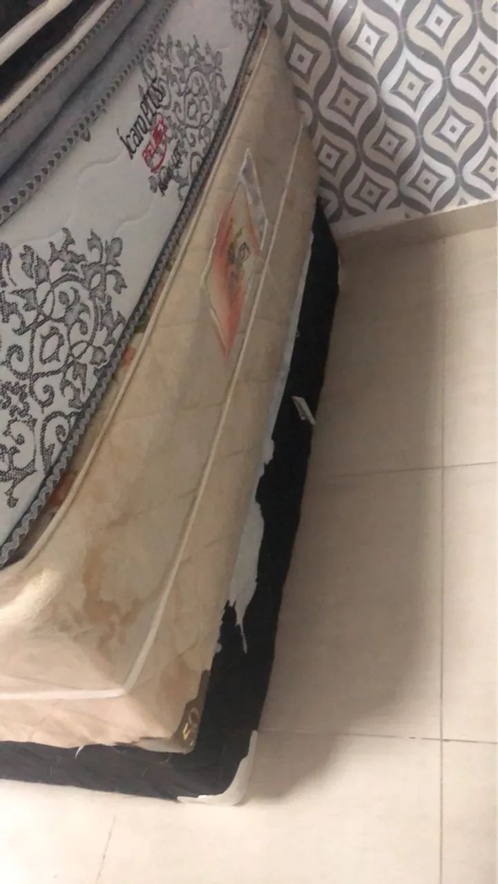 Cama box com pezinhos