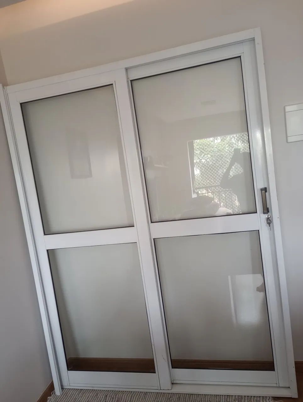 Porta de correr branca com vidro - Foto 2