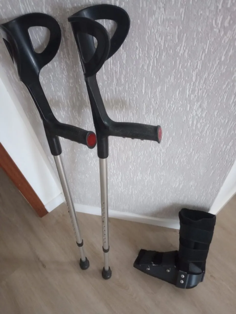 Kit muletas e bota ortopédica