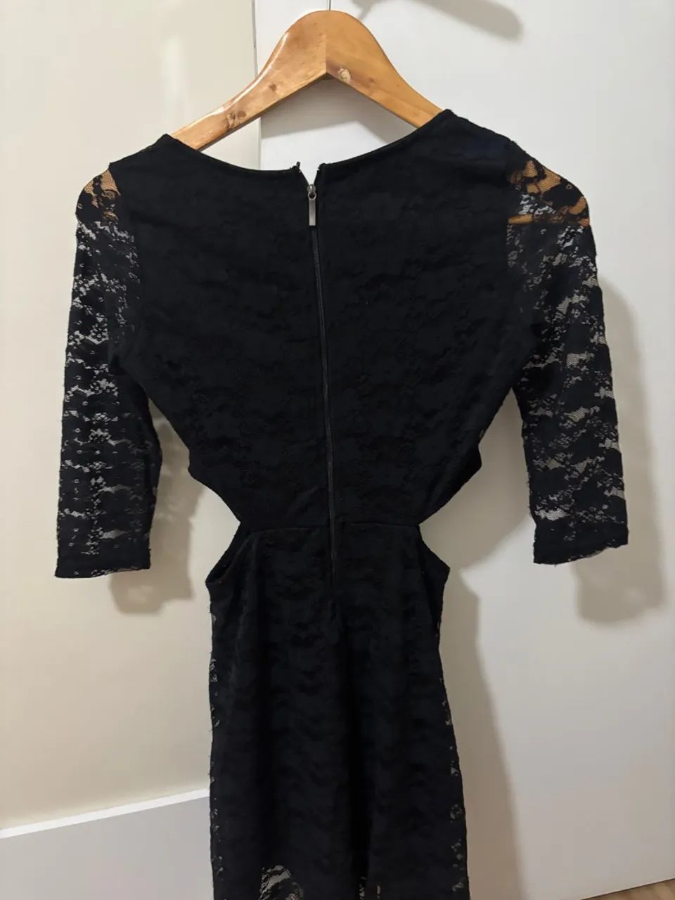 Vestido Preto de Renda com Detalhes - Foto 2