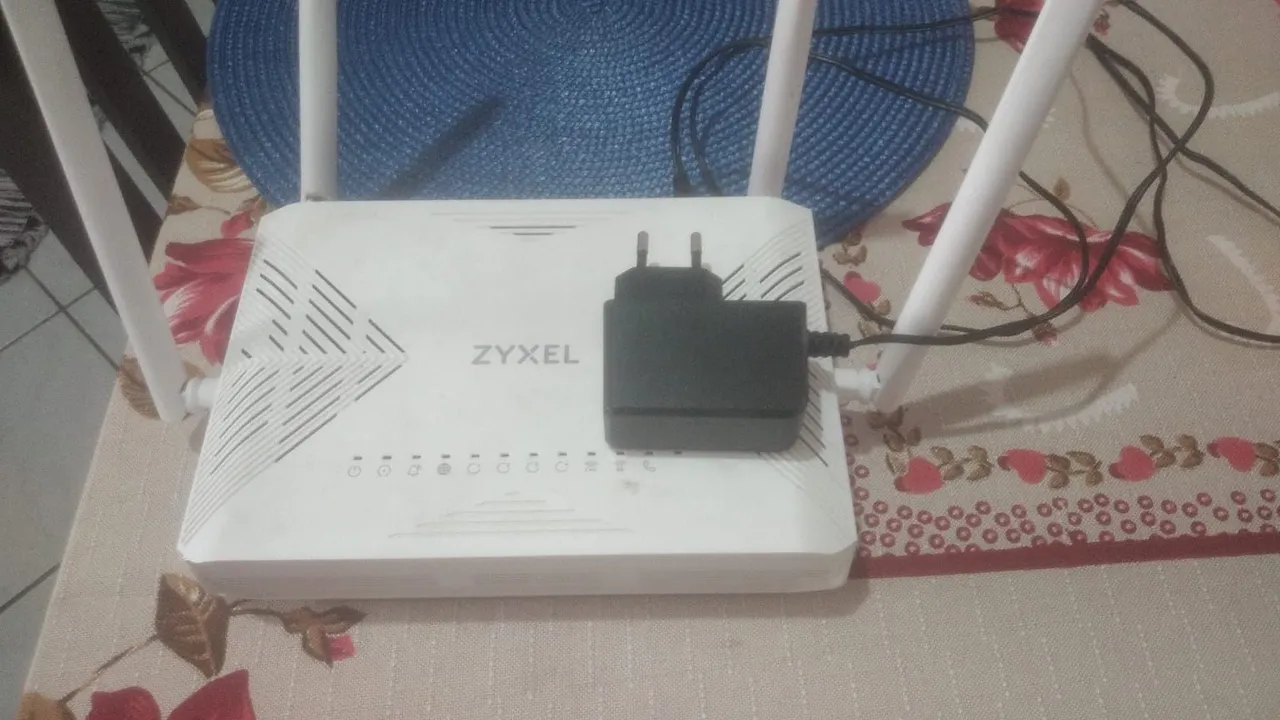 Roteador em bom estado marca zyxel