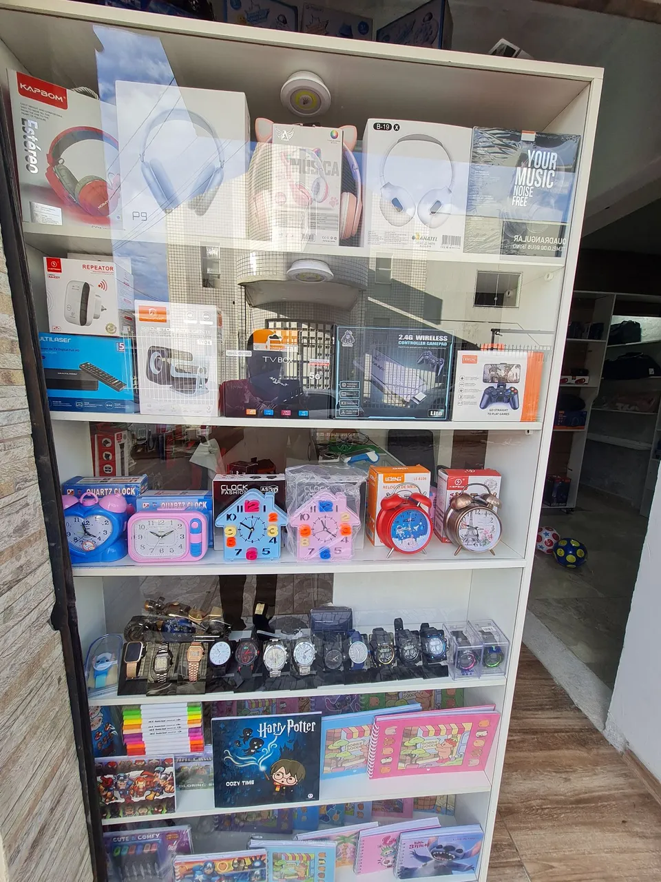 Balcão vitrine em MDF com vidro<br>Medidas 1 M de largura por 1.90 por altura