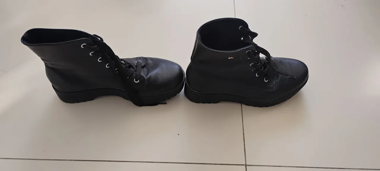 Botas de Couro Preto