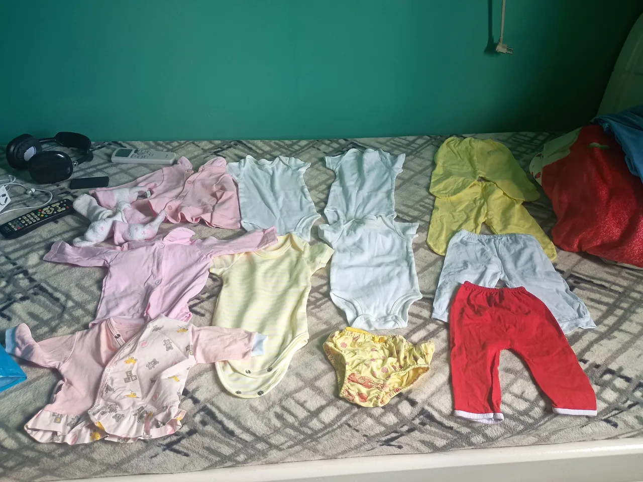 Lote de roupas de bebê (0-6 meses)