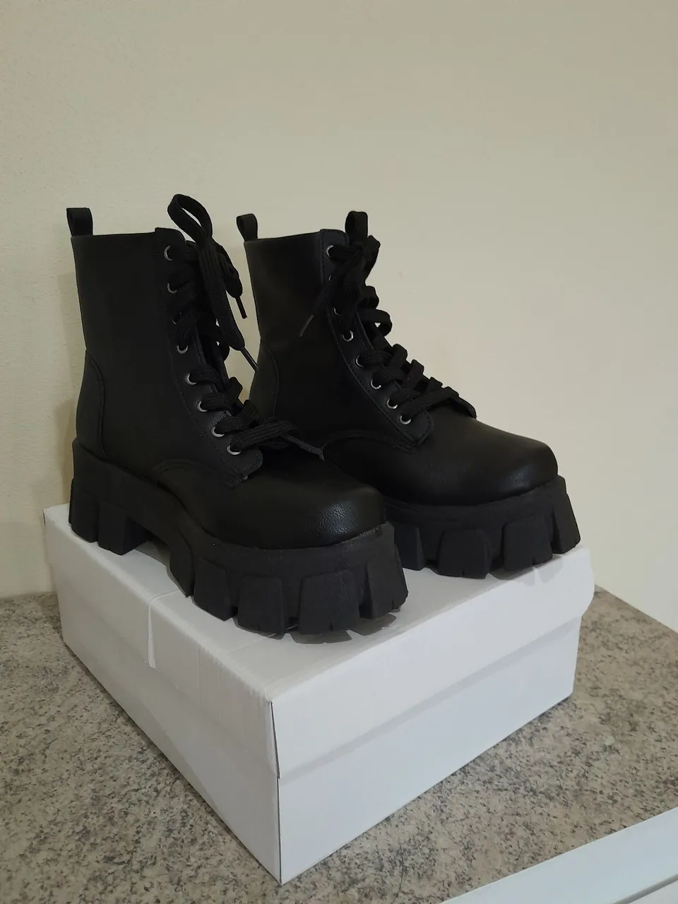 Bota tratorada feminina 37 usada apenas 01 vez.