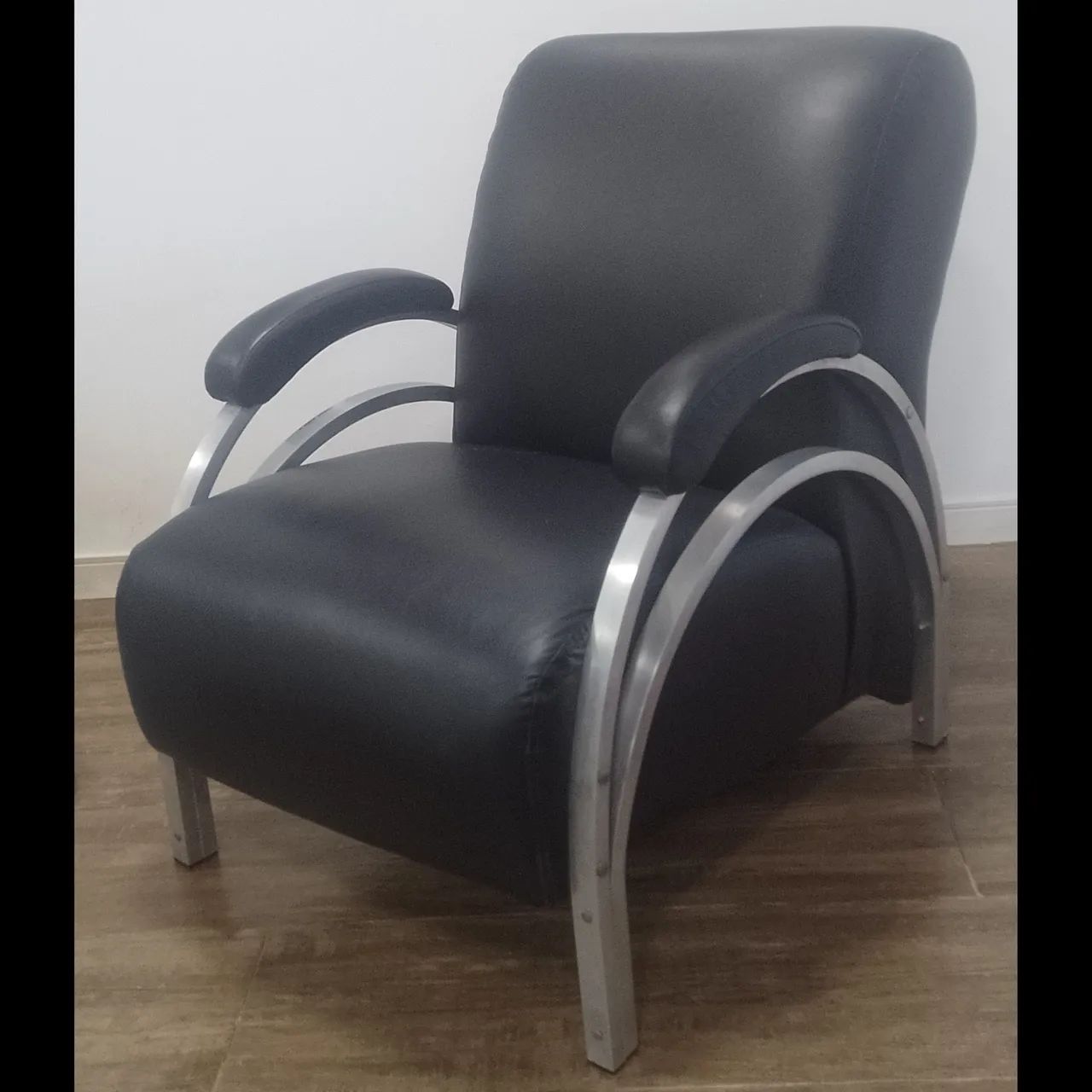 Leather Armchair65579523459587120