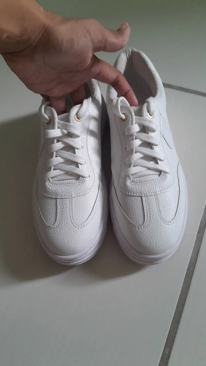 Vende-se tênis feminino branco.