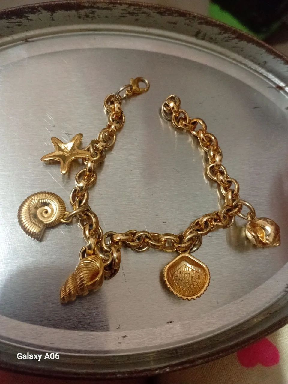 Pulseira charm dourada de conchas e estrela - Foto 3
