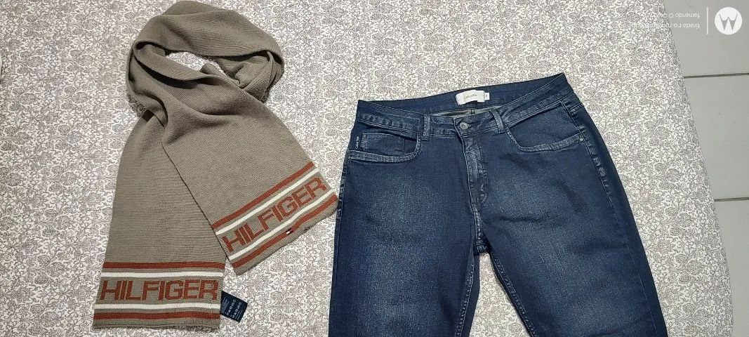 Cachecol Tommy Hilfiger + jeans Calvin Klein. BRINDE: 1 necessaire!