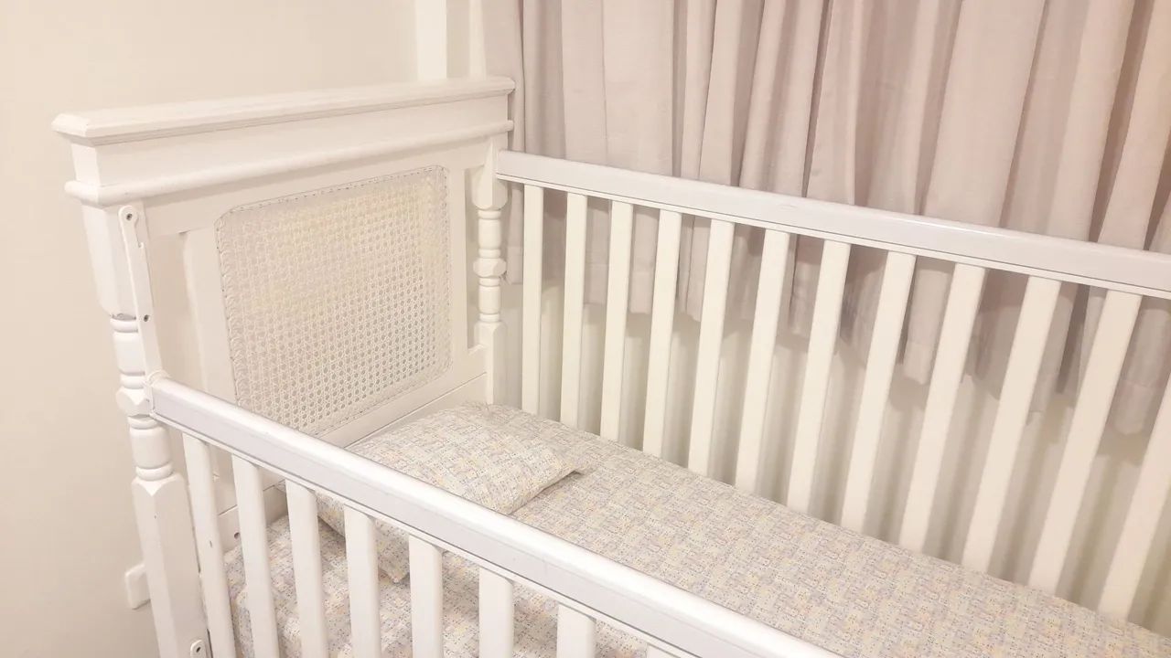 Berço Provençal em Madeira com palhinha natural.