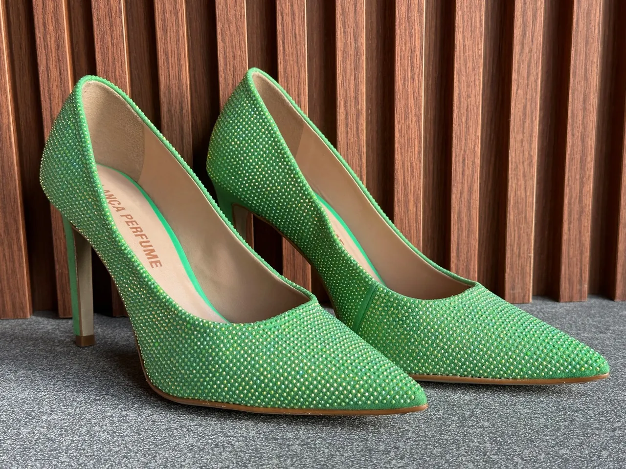 Sapato Lança Perfume salto alto scarpin verde com pedrarias