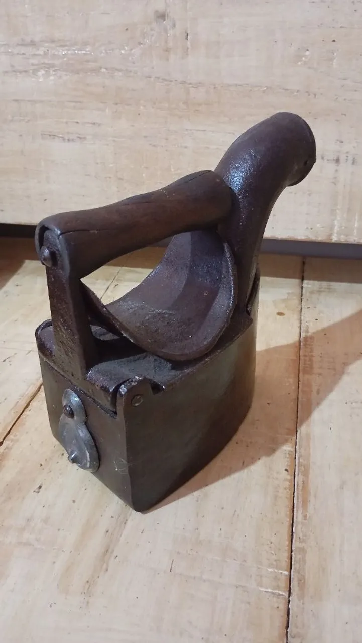 Ferro de passar roupa antigo