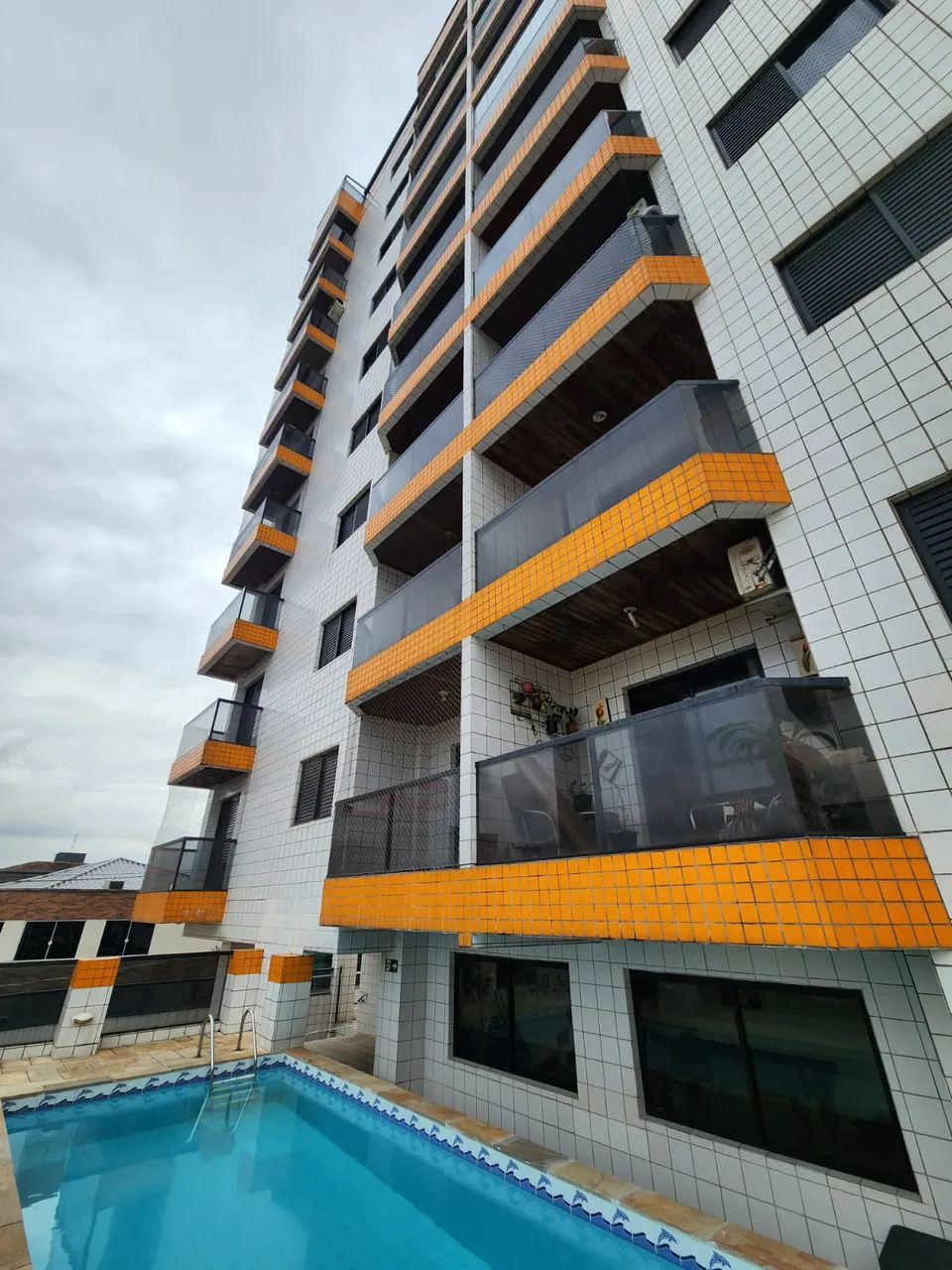 Apartamento 02 dormitórios sendo 01 Suíte na Vila Tupi, em Praia Grande/SP.