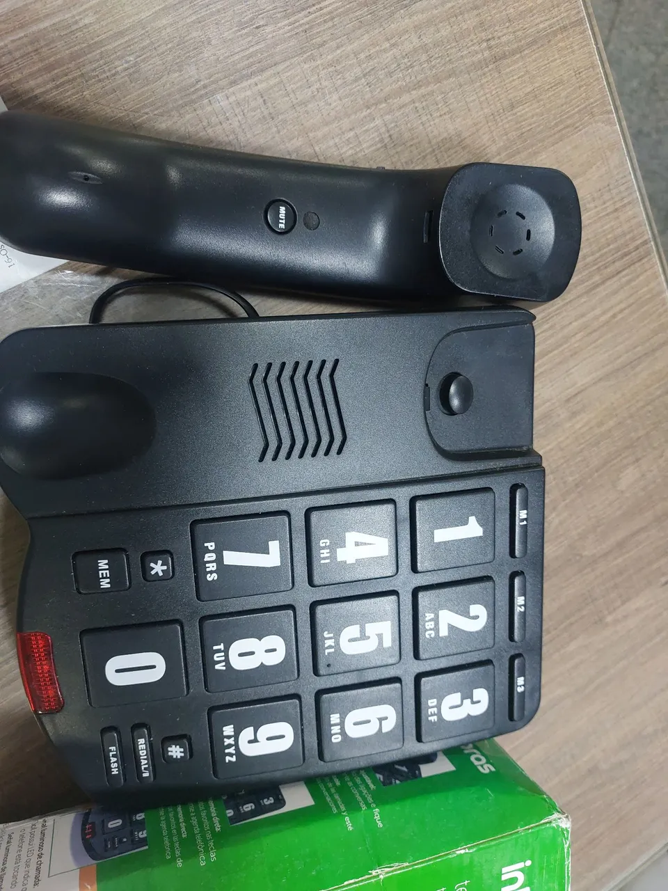 Telefone com teclas grandes para idosos e deficientes visuais