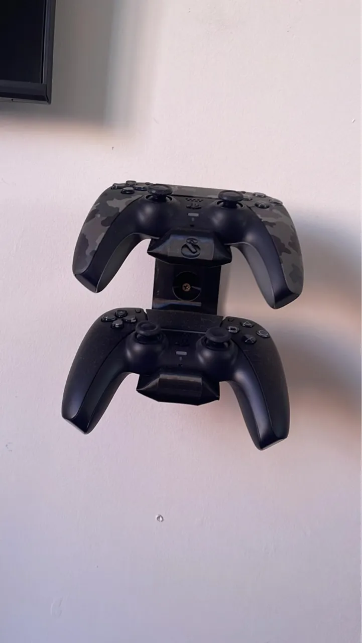 Ps5 acompanhado de dois controles