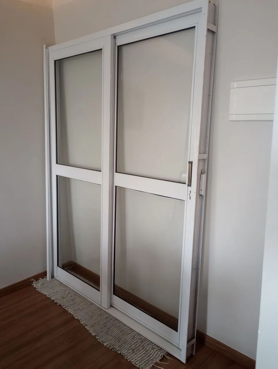 Porta de correr branca com vidro - Foto 4