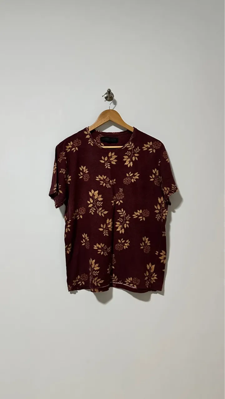 Diversas camisetas variadas