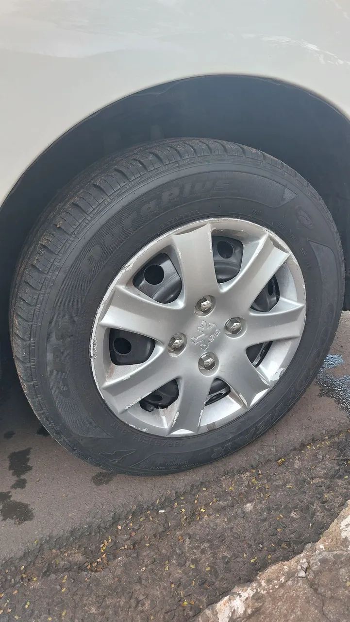Vendo jogo de rodas de ferro peugeot com calotas e pneus  - Foto 4