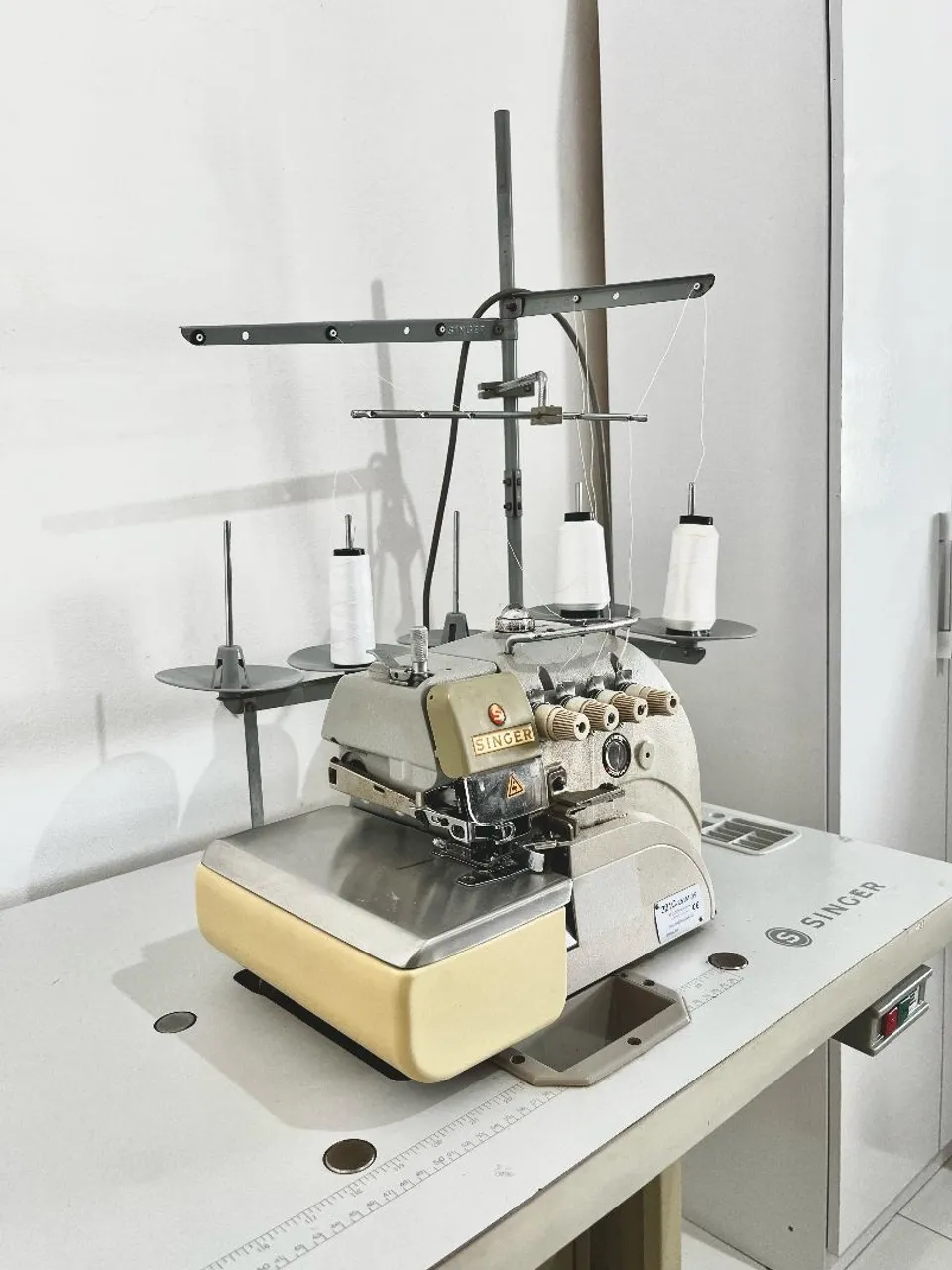 Máquina de Overlock/Interlock Singer Industrial