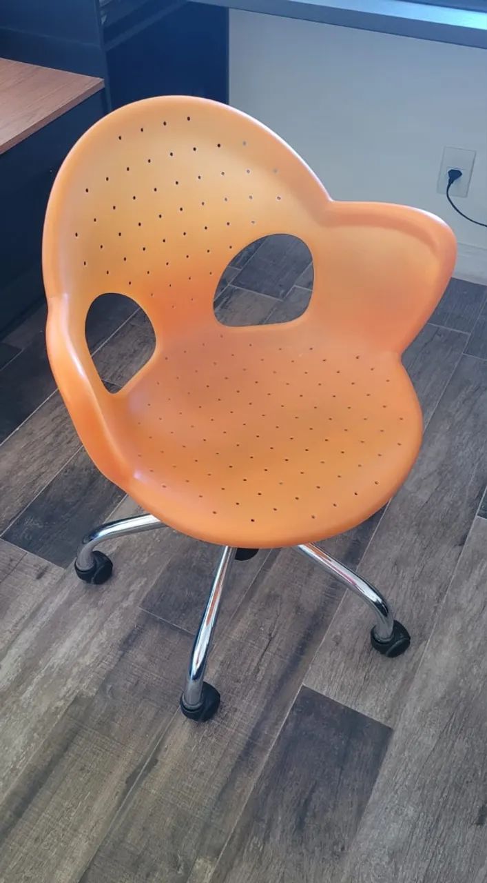 Cadeira Giratória com design moderno