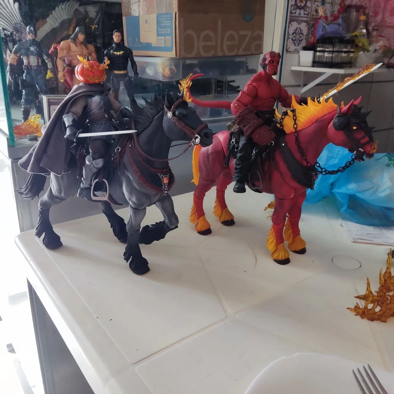 Cavalos e Bonecos da Coleção Mythic Legions e Hell Boy 