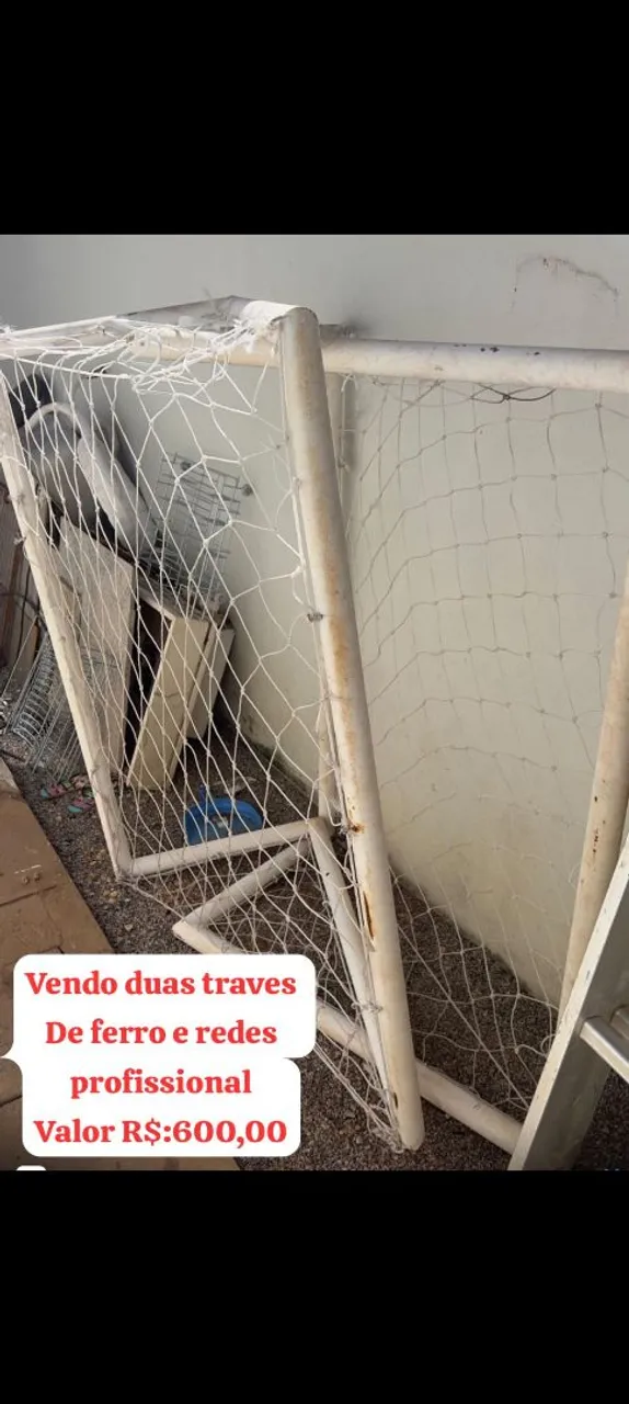 Traves de futebol profissional com redes