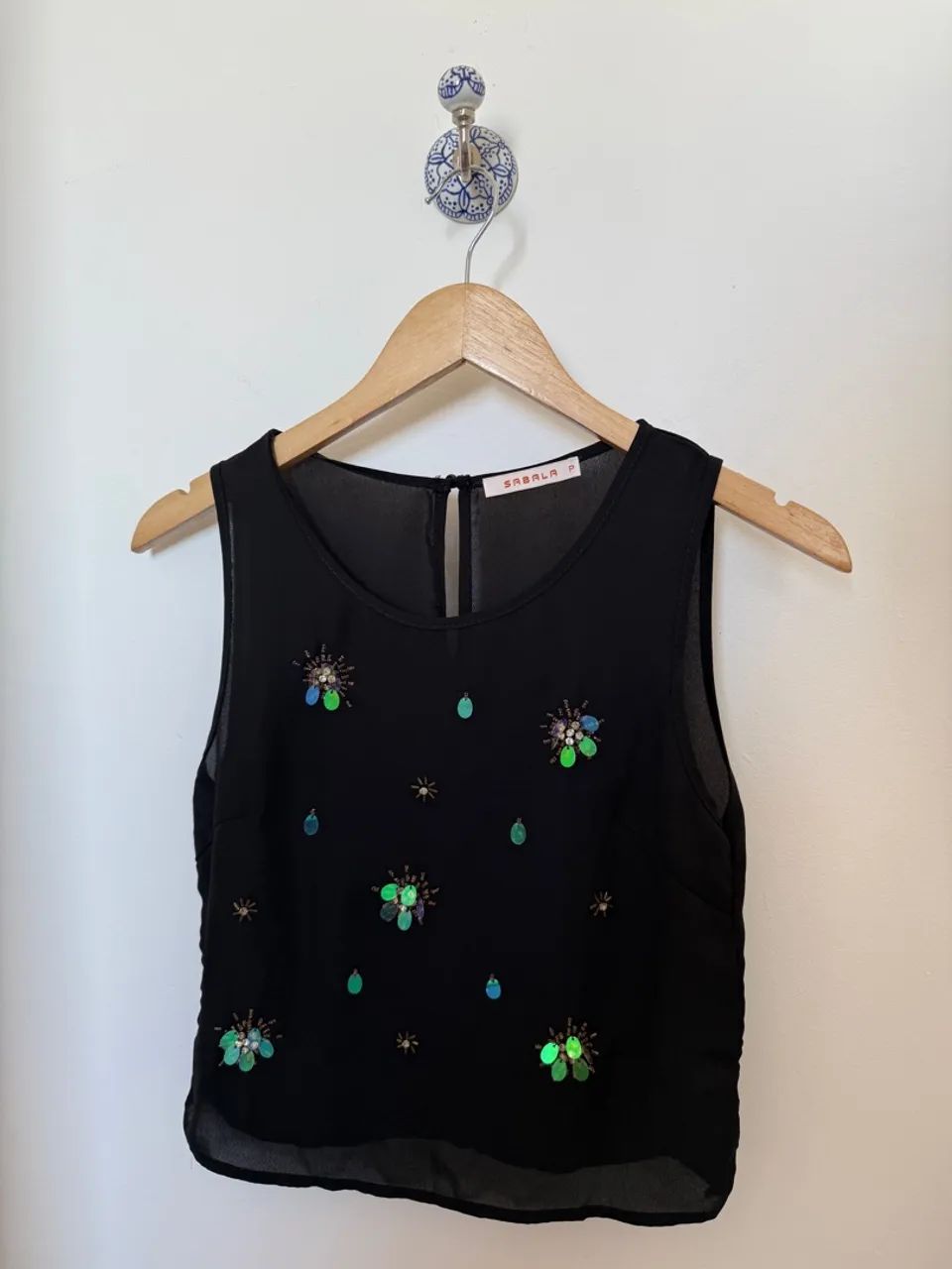 Blusa preta com aplicações e paetês - Foto 2
