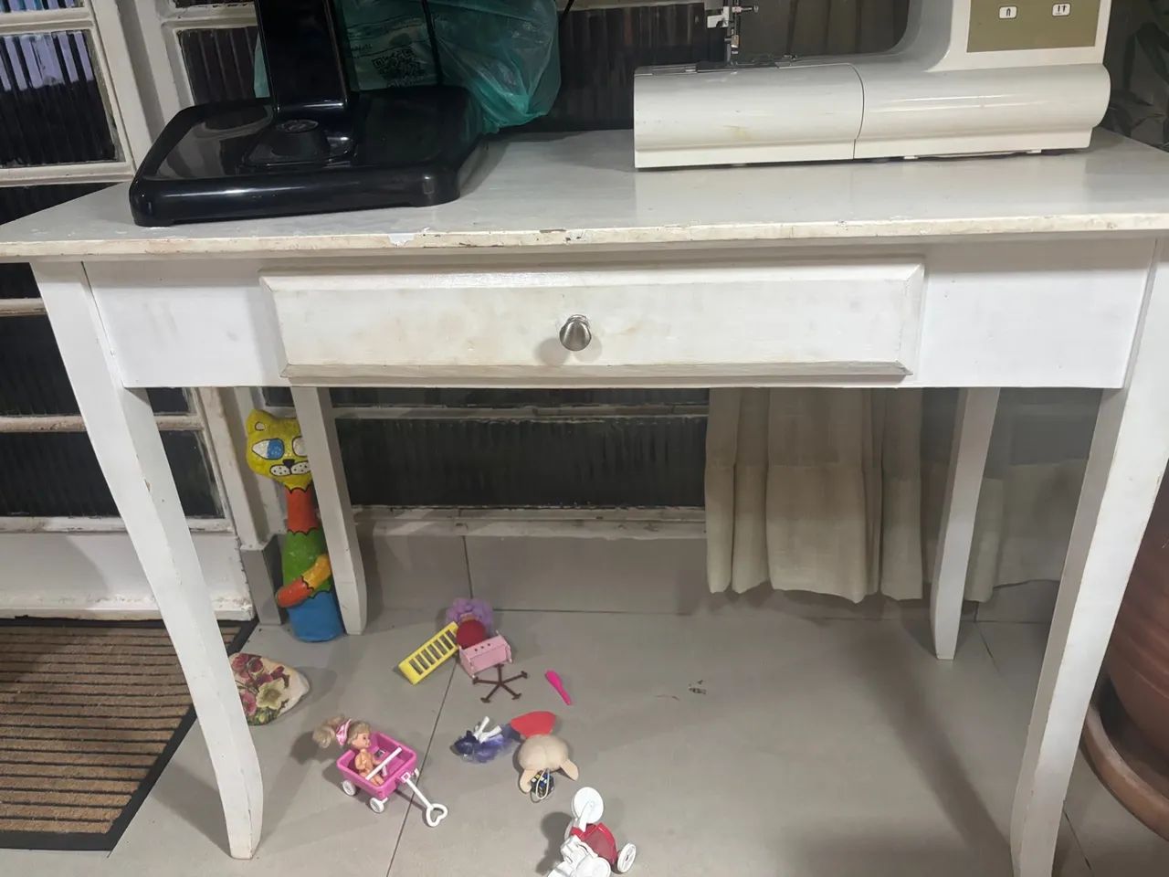 Mesa de Escritório Branca com Gaveta