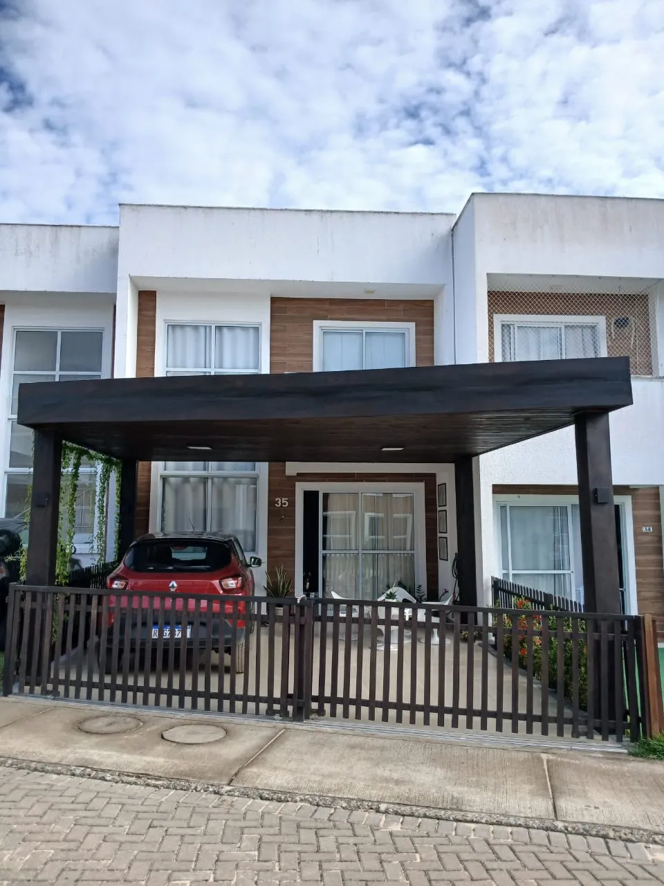 Casa Triplex em Condomínio Fechado em Parnamirim - 3 Suítes -102m² - Churrasqueira Individ
