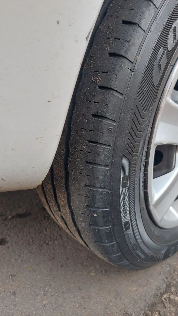 Vendo jogo de rodas de ferro peugeot com calotas e pneus  - Foto 5