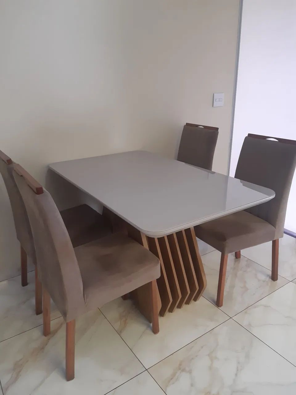 Mesa de Jantar Moderna com 4 Cadeiras