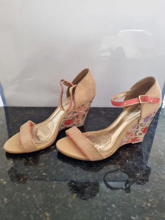 Sandália plataforma bege com estampa floral