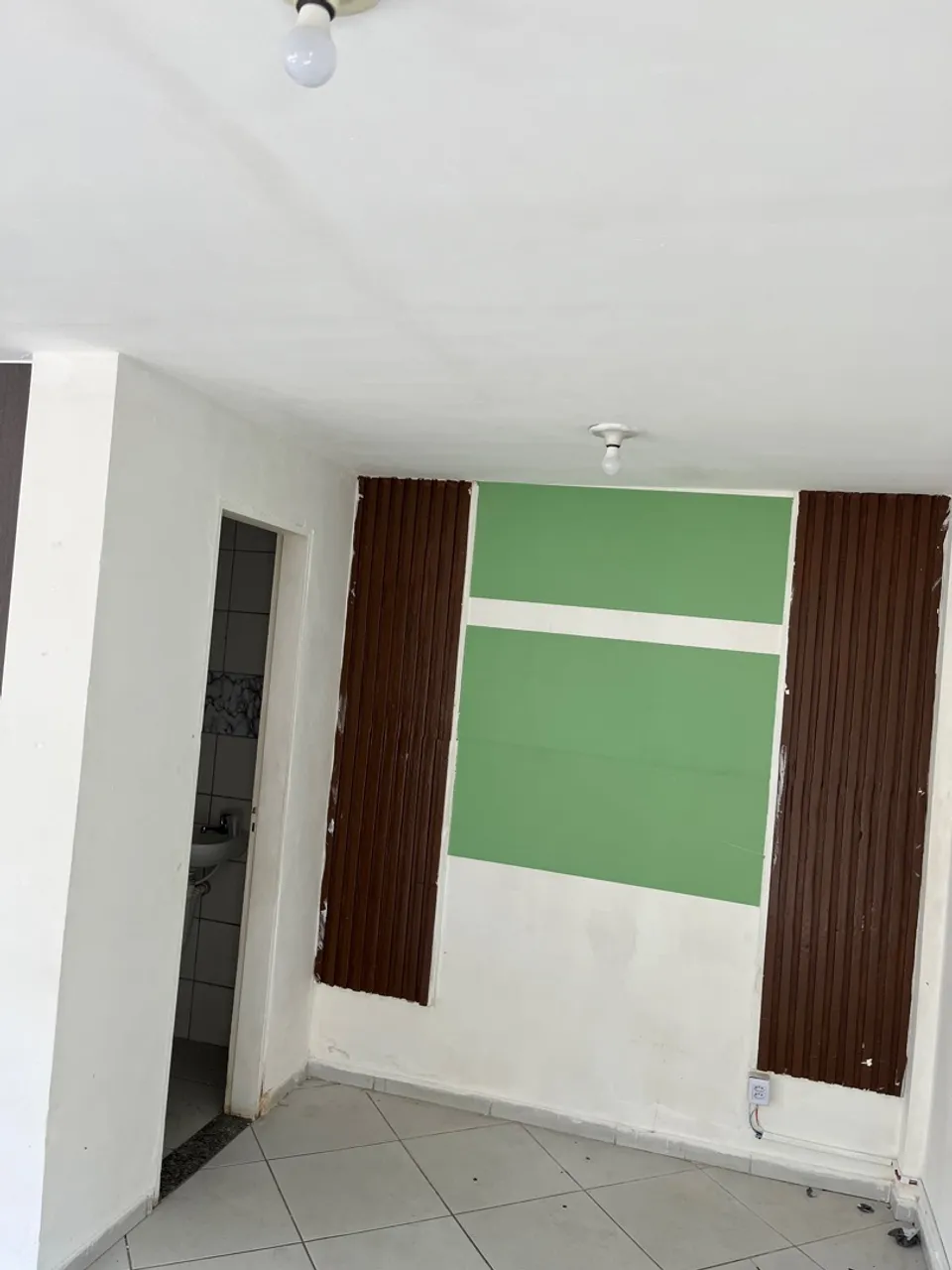 Sala completa de frente pra lagoa