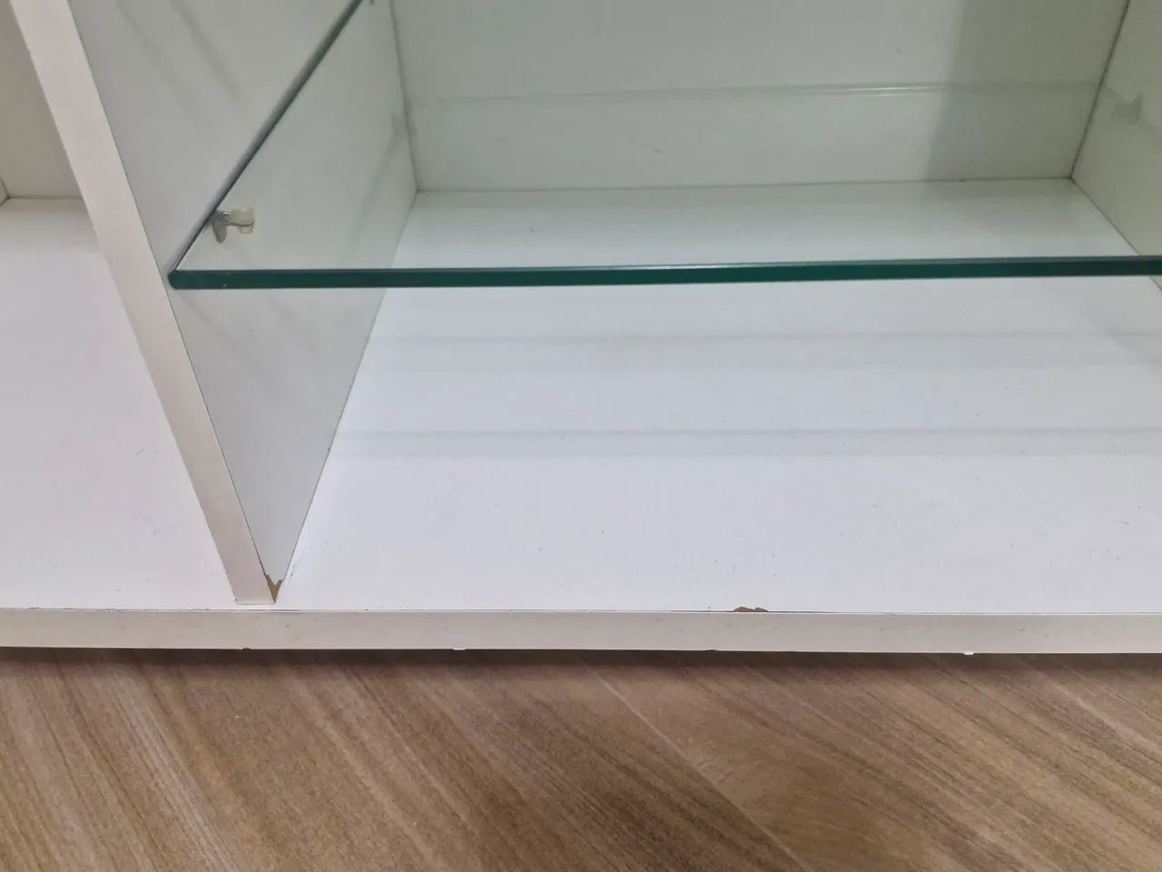 Rack de TV Branco com Prateleiras de Vidro - Foto 2
