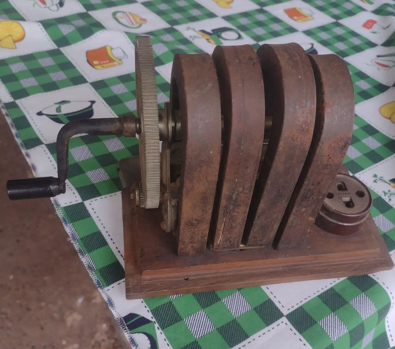 Gerador Elétrico Antigo com Manivela